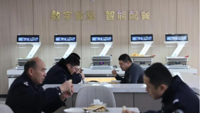 公安机关一次智慧食堂采用RFID技术、AI技术，以科技赋能健康